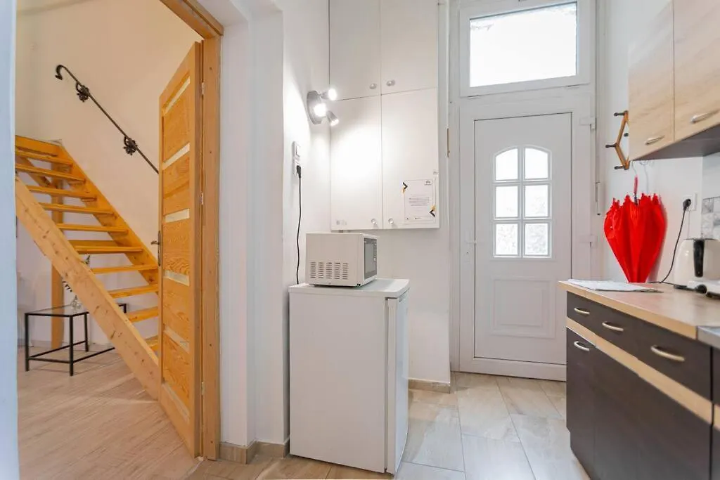 Cool Apartment In The Center With Patio, Szovetseg Street Boedapest