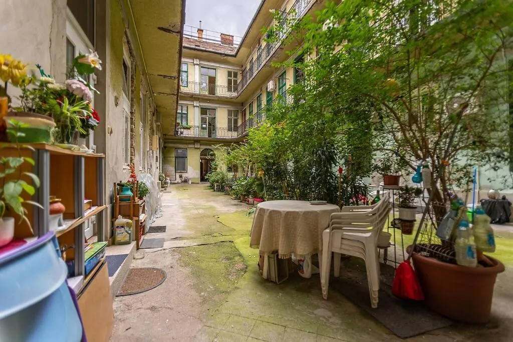 Cool Apartment In The Center With Patio, Szovetseg Street Boedapest 0*,  Hongarije