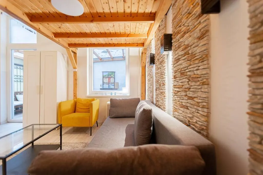 Cool Apartment In The Center With Patio, Szovetseg Street Boedapest