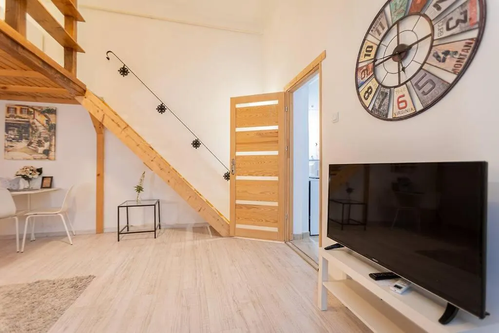 Cool Apartment In The Center With Patio, Szovetseg Street Boedapest