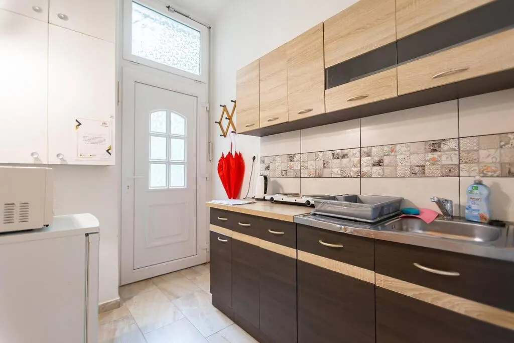 Cool Apartment In The Center With Patio, Szovetseg Street Boedapest 0*,  Hongarije