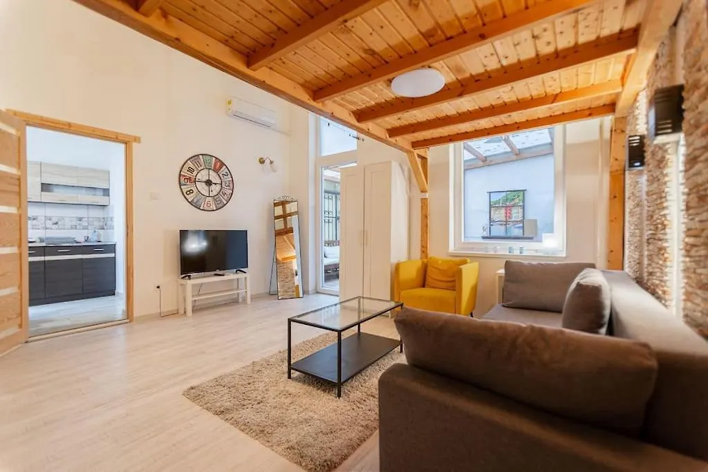 Cool Apartment In The Center With Patio, Szovetseg Street Boedapest