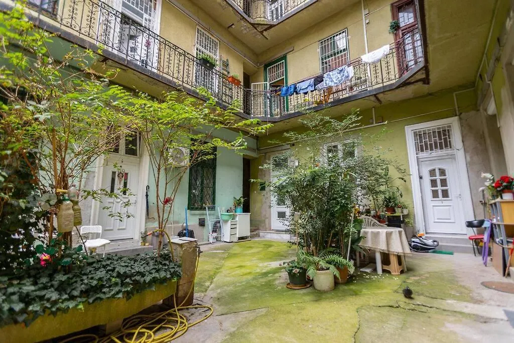Cool Apartment In The Center With Patio, Szovetseg Street Boedapest