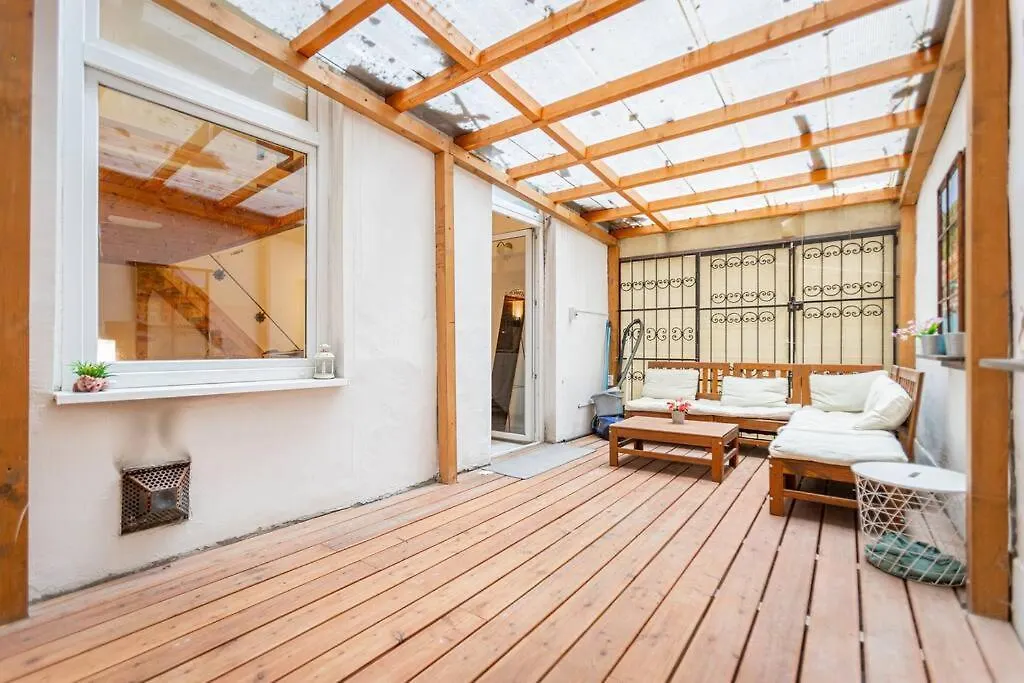 Cool Apartment In The Center With Patio, Szovetseg Street Boedapest