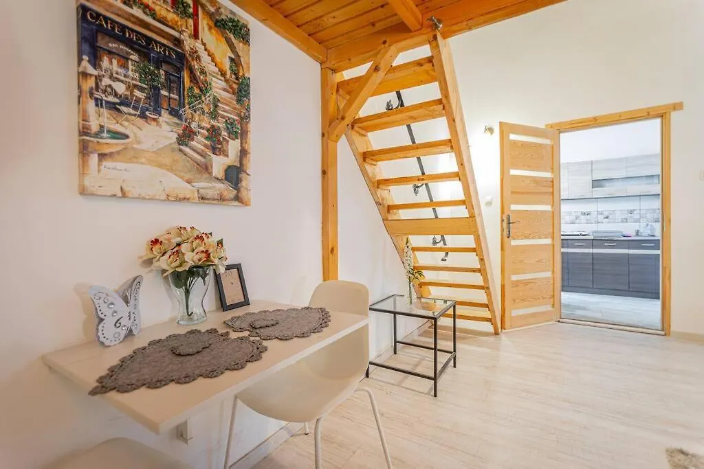 Cool Apartment In The Center With Patio, Szovetseg Street ブダペスト