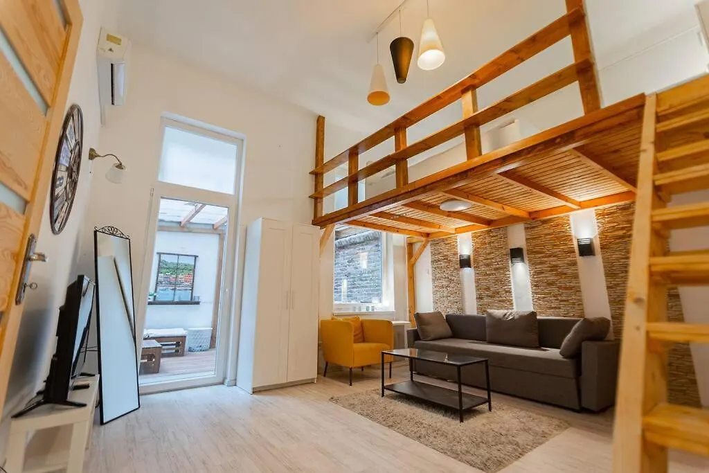 Cool Apartment In The Center With Patio, Szovetseg Street Budapeşte