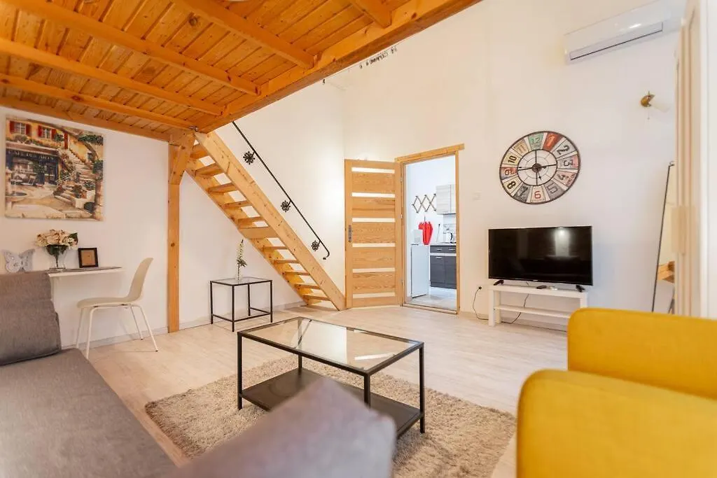 Cool Apartment In The Center With Patio, Szovetseg Street Budapeşte Macaristan