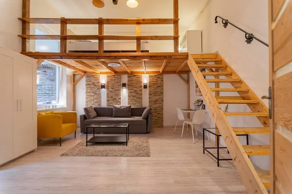 Cool Apartment In The Center With Patio, Szovetseg Street Budapeşte
